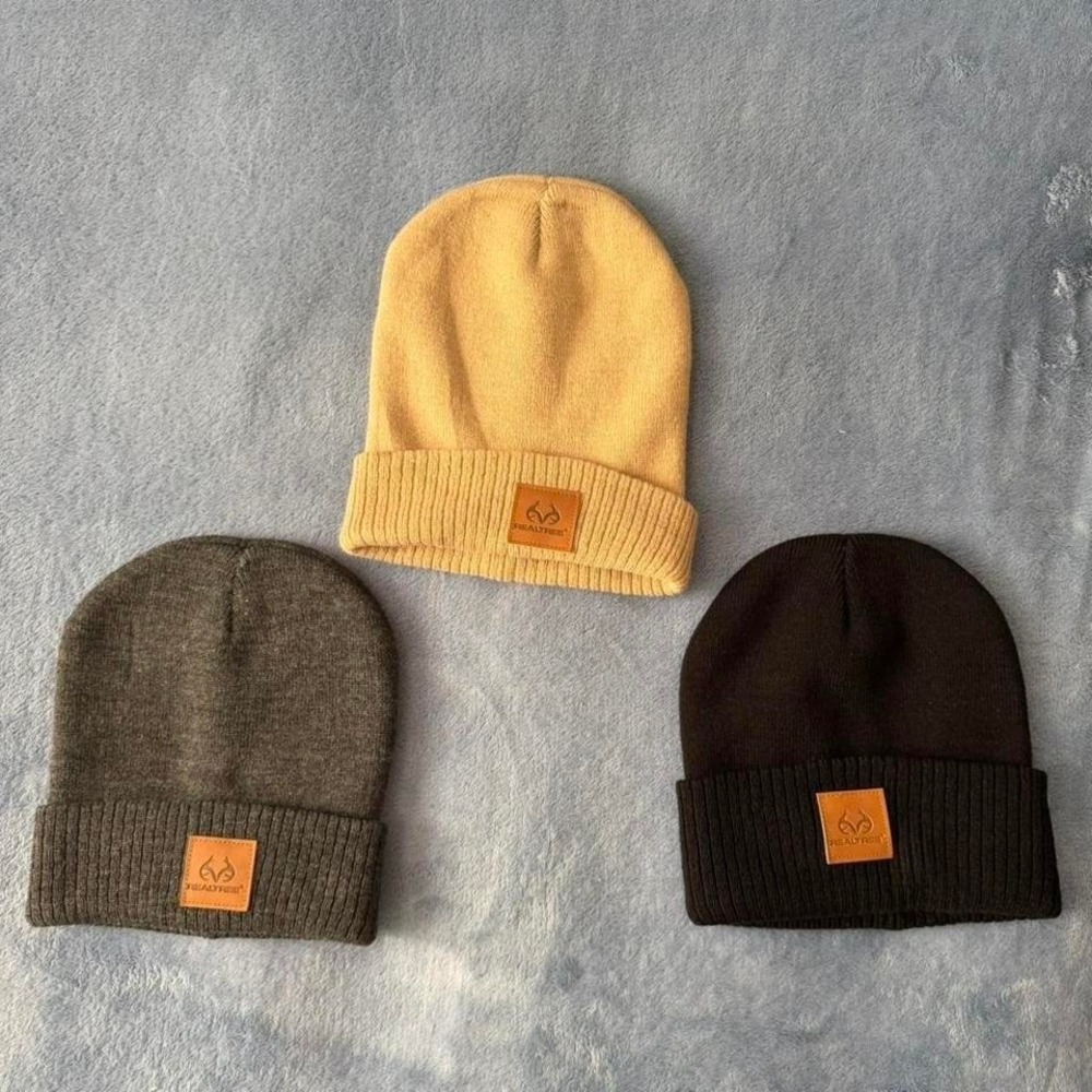 Realtree black , light brown and black beanie set of 3
